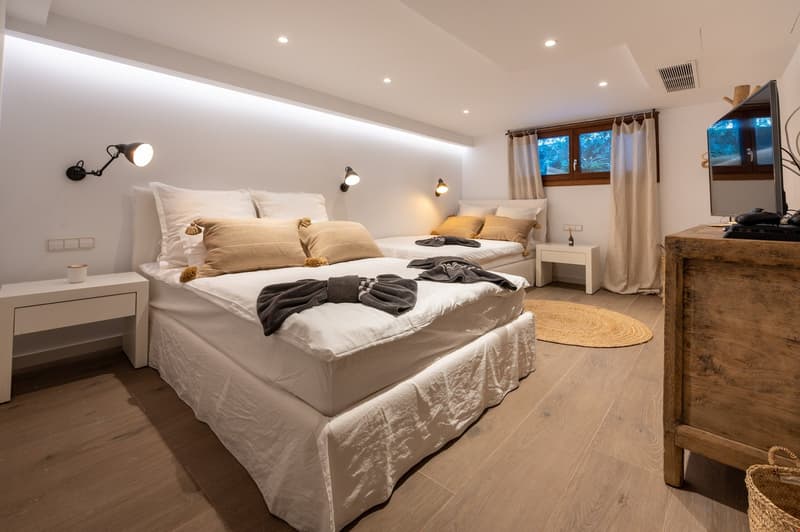 Dream property on the first sea line with landlord license (8)