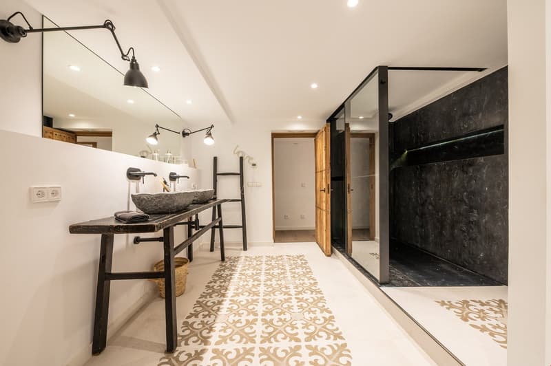 Dream property on the first sea line with landlord license (15)