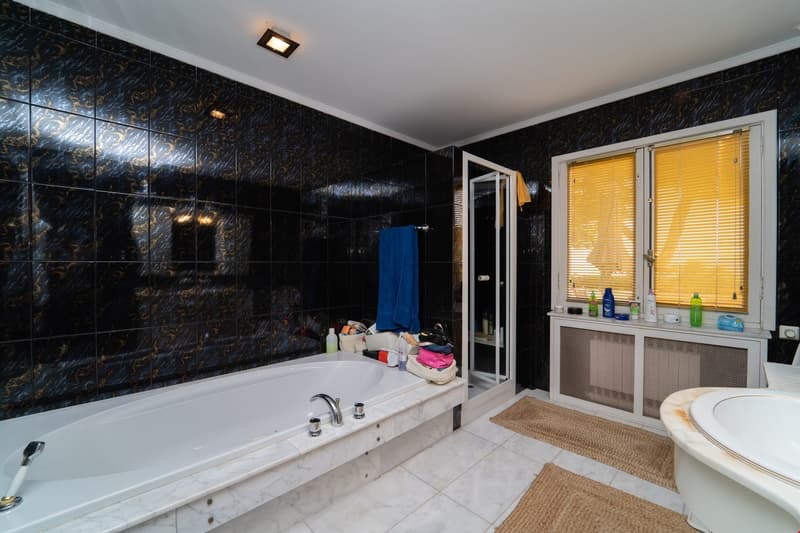 Magnificent property with 3 residential units and 180-degree sea view (11)