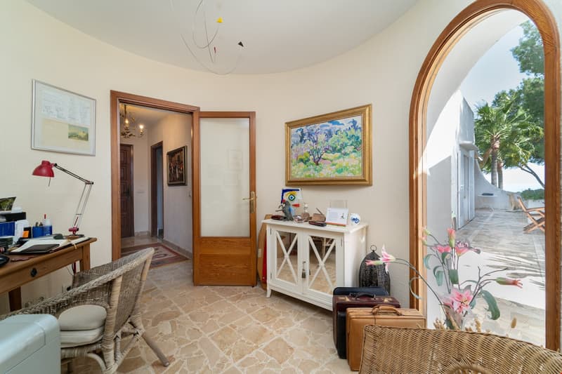 Magnificent property with 3 residential units and 180-degree sea view (13)
