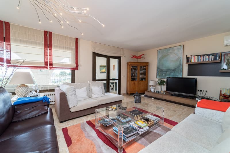 Magnificent property with 3 residential units and 180-degree sea view (15)