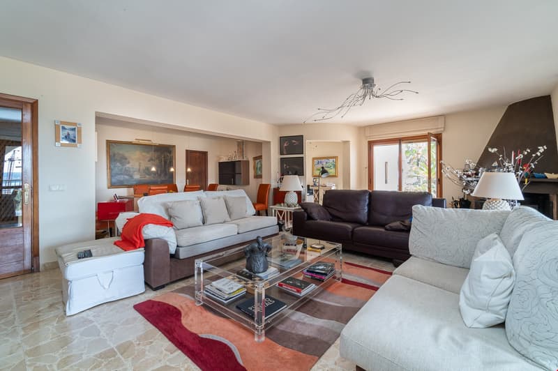 Magnificent property with 3 residential units and 180-degree sea view (14)
