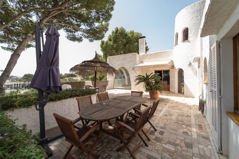 Magnificent property with 3 residential units and 180-degree sea view (3)