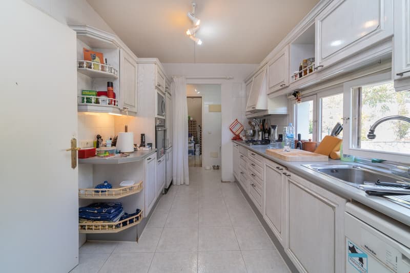Magnificent property with 3 residential units and 180-degree sea view (9)
