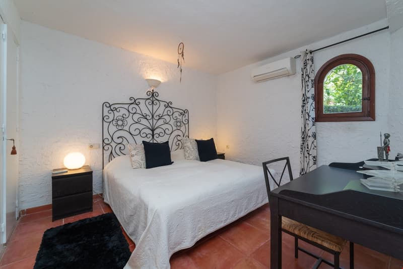 Magnificent property with 3 residential units and 180-degree sea view (17)