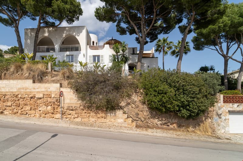 Magnificent property with 3 residential units and 180-degree sea view (2)