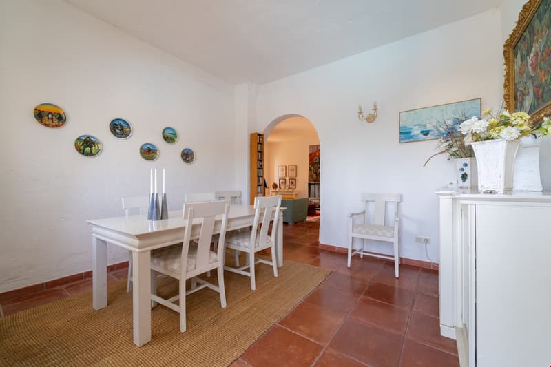 Magnificent property with 3 residential units and 180-degree sea view (6)