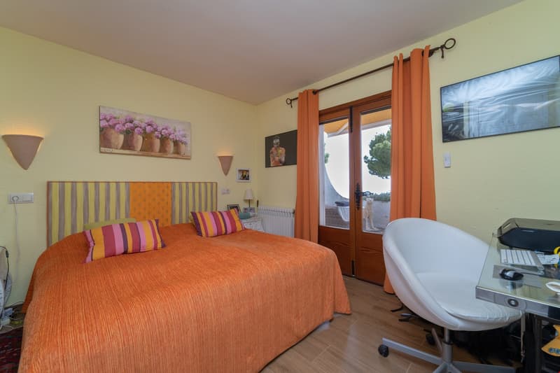 Magnificent property with 3 residential units and 180-degree sea view (10)