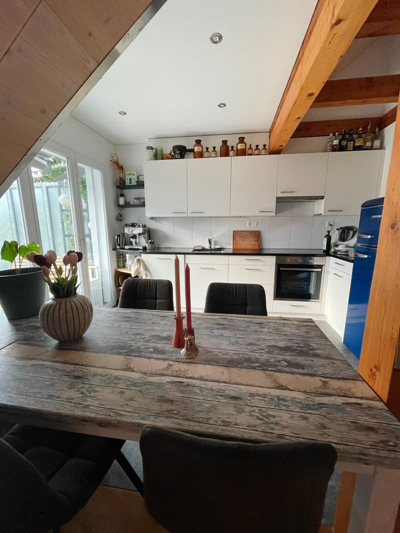 Charmante 2.5-Zimmer-Dachwohnung mit Galerie und Balkon in Liebefeld (3)