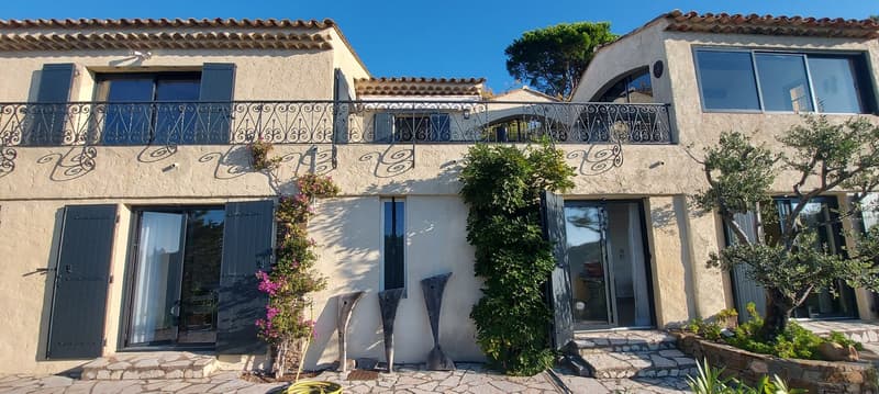 Villa im Provence Stil mit Pool und atemberaubende Panorama-Aussicht über den Golf von St. Tropez (2)