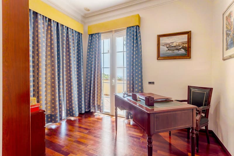 LUXURIOUS VILLA WITH BREATH-TAKING SEA VIEW IN A PRIVILEGED RESIDENTIAL AREA (10)