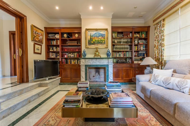 LUXURIOUS VILLA WITH BREATH-TAKING SEA VIEW IN A PRIVILEGED RESIDENTIAL AREA (7)