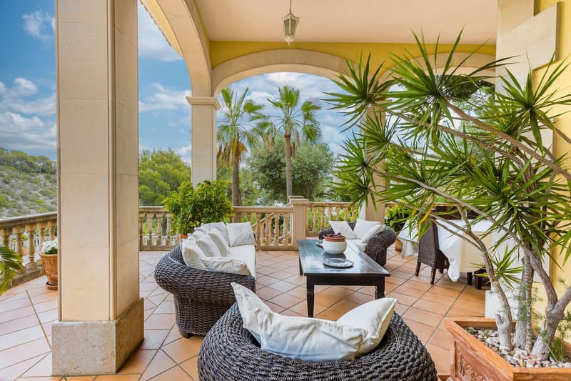 LUXURIOUS VILLA WITH BREATH-TAKING SEA VIEW IN A PRIVILEGED RESIDENTIAL AREA (2)