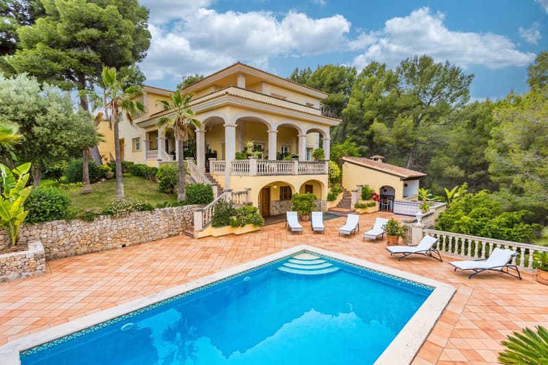 LUXURIOUS VILLA WITH BREATH-TAKING SEA VIEW IN A PRIVILEGED RESIDENTIAL AREA (1)