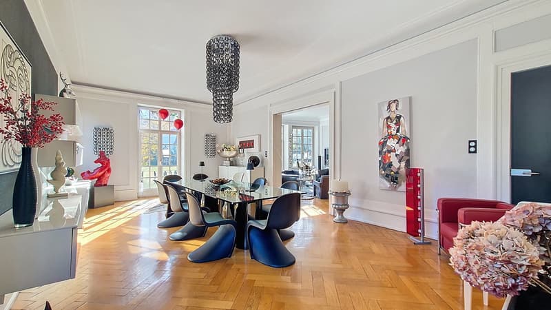 Wooden floor, modern table and chairs, chandelier, white walls, various decorative items