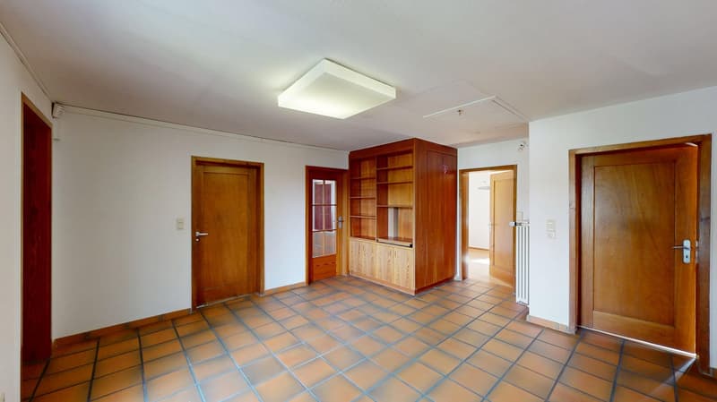 Ampia casa unifamiliare, utilizzabile come abitazione e ufficio con grande terreno, in una zona tranquilla (7)