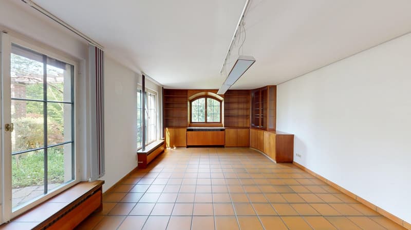 Ampia casa unifamiliare, utilizzabile come abitazione e ufficio con grande terreno, in una zona tranquilla (6)