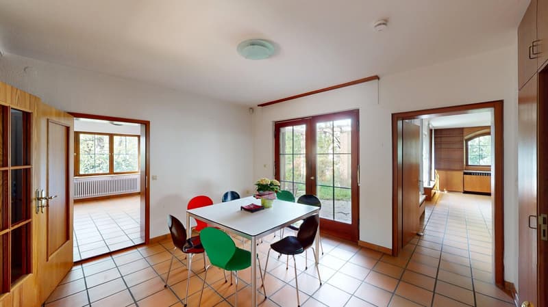 Ampia casa unifamiliare, utilizzabile come abitazione e ufficio con grande terreno, in una zona tranquilla (5)