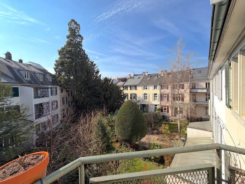 Charming 8-room city house with city garden in a popular location in the heart of the Wettstein quarter (10)