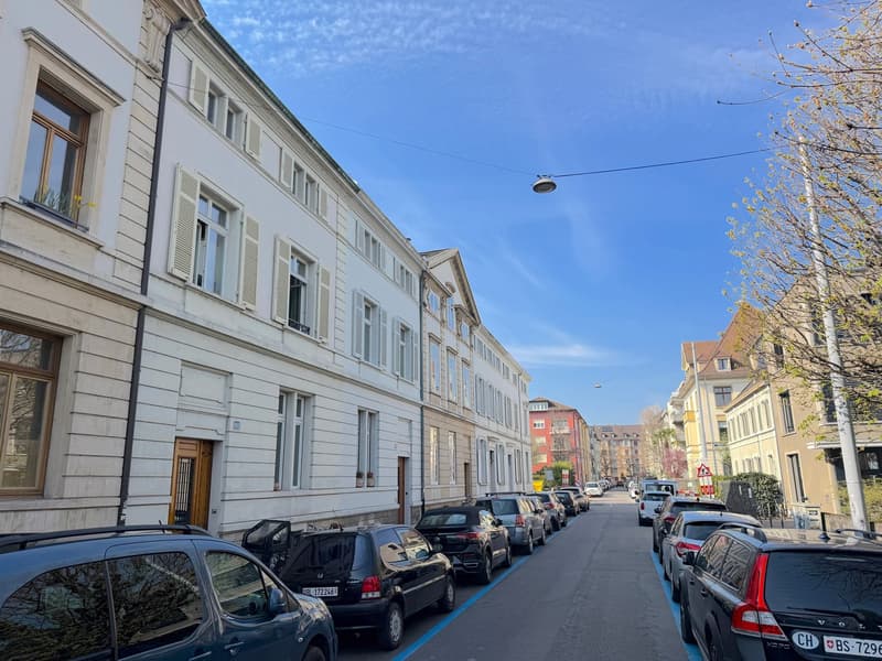 Charming 8-room city house with city garden in a popular location in the heart of the Wettstein quarter (14)