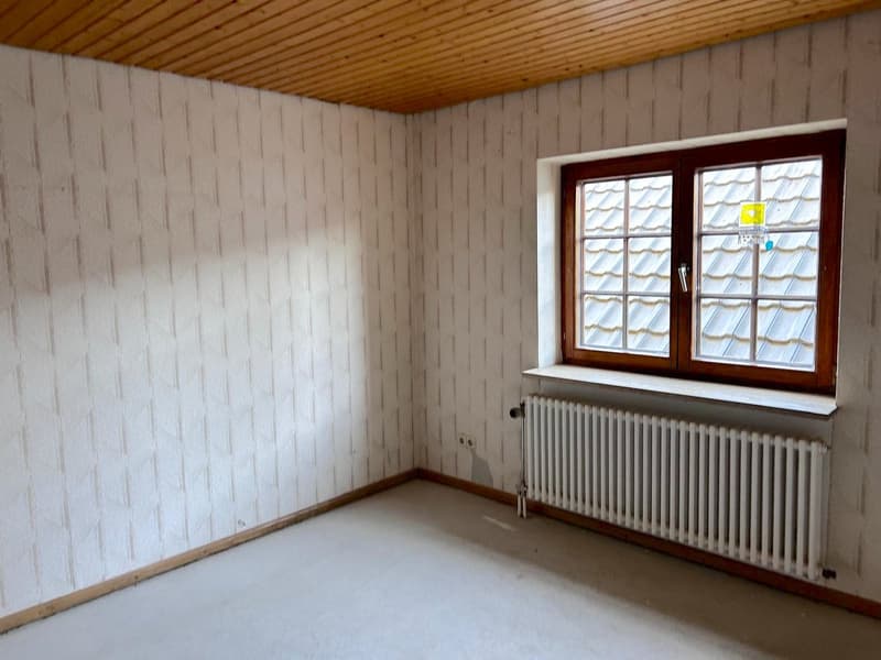 Maison de charme de 4,5 pièces en situation ensoleillée à Holzen avec jardin, garage et potentiel de rénovation (11)