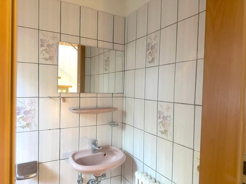 Maison de charme de 4,5 pièces en situation ensoleillée à Holzen avec jardin, garage et potentiel de rénovation (8)