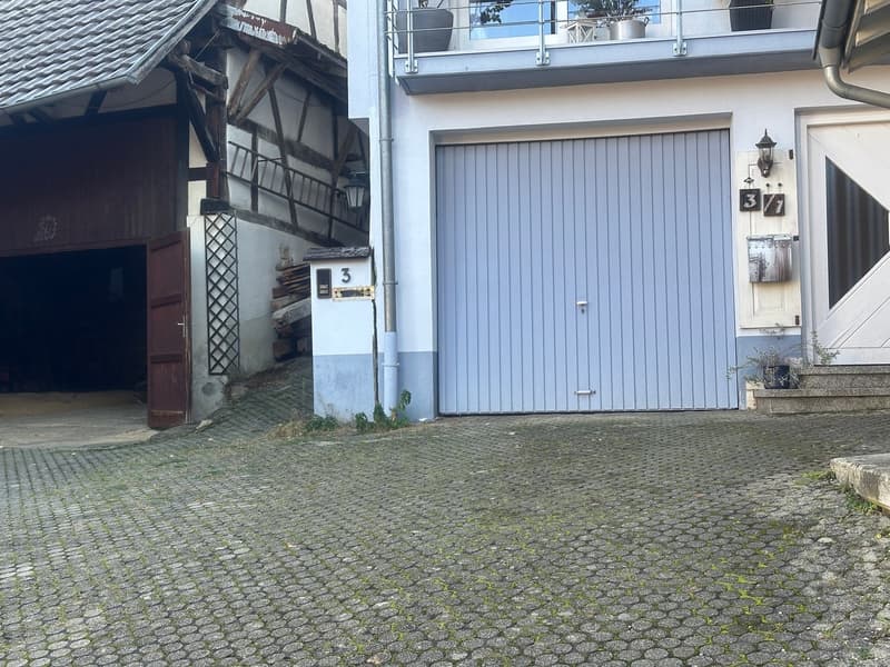 Maison de charme de 4,5 pièces en situation ensoleillée à Holzen avec jardin, garage et potentiel de rénovation (13)