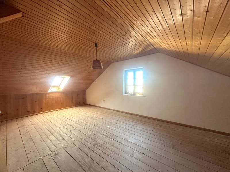 Maison de charme de 4,5 pièces en situation ensoleillée à Holzen avec jardin, garage et potentiel de rénovation (12)
