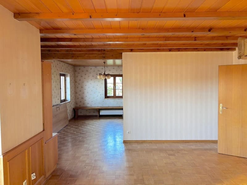 Maison de charme de 4,5 pièces en situation ensoleillée à Holzen avec jardin, garage et potentiel de rénovation (4)
