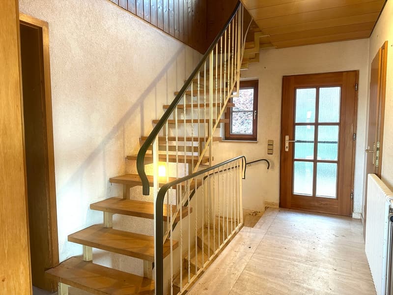 Maison de charme de 4,5 pièces en situation ensoleillée à Holzen avec jardin, garage et potentiel de rénovation (2)