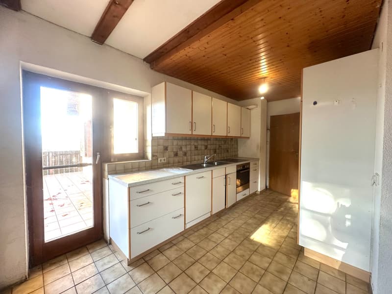 Maison de charme de 4,5 pièces en situation ensoleillée à Holzen avec jardin, garage et potentiel de rénovation (6)