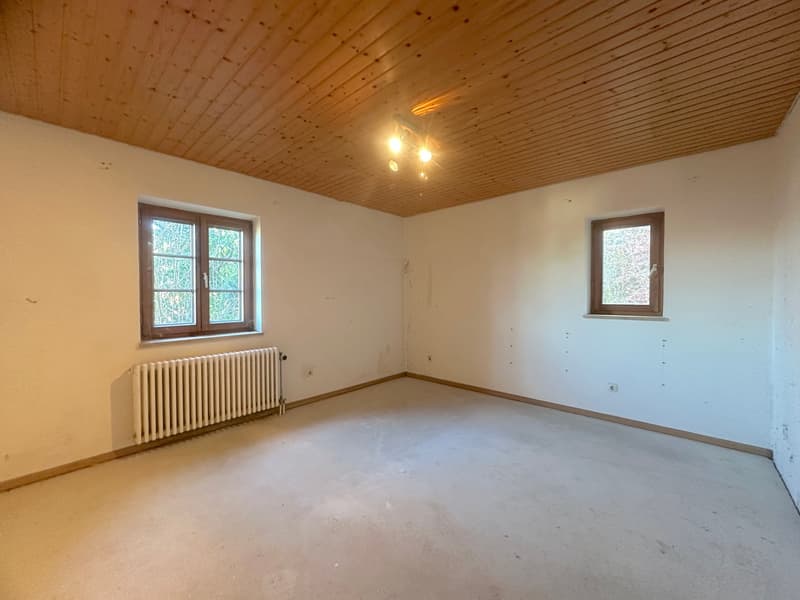 Maison de charme de 4,5 pièces en situation ensoleillée à Holzen avec jardin, garage et potentiel de rénovation (10)