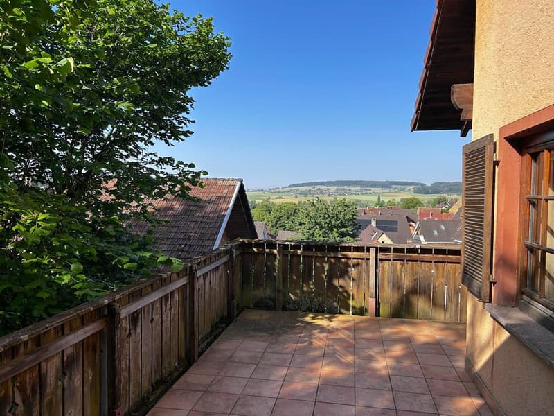 Maison de charme de 4,5 pièces en situation ensoleillée à Holzen avec jardin, garage et potentiel de rénovation (7)