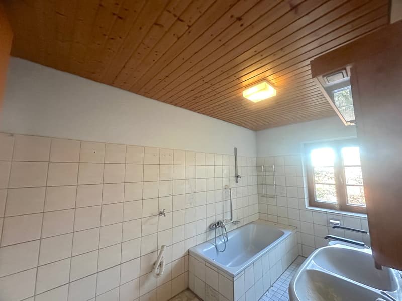 Maison de charme de 4,5 pièces en situation ensoleillée à Holzen avec jardin, garage et potentiel de rénovation (9)