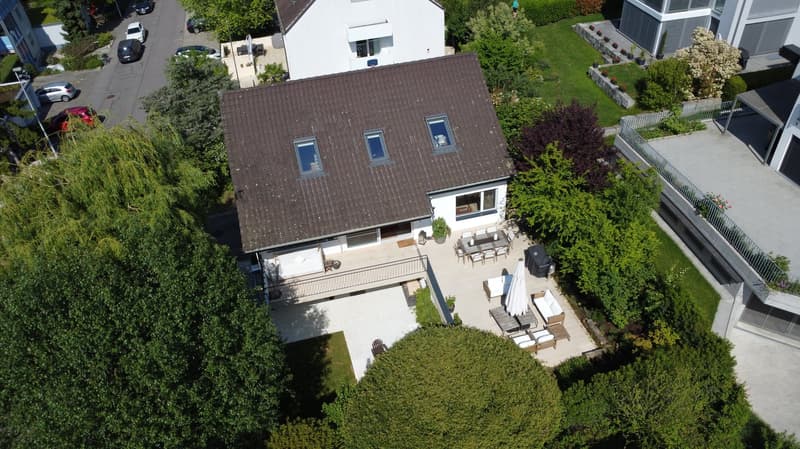 Detached 6-room single-family house with terrace, garden, and garage in a quiet family location in Bottmingen (3)