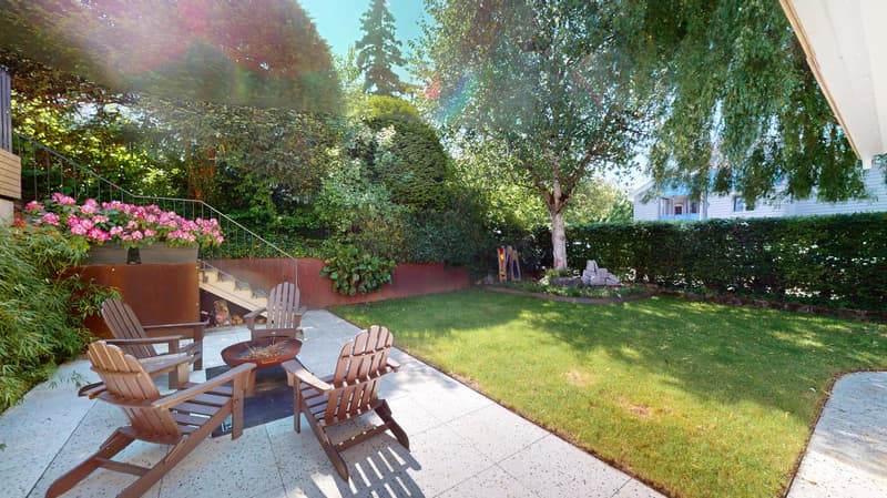 Detached 6-room single-family house with terrace, garden, and garage in a quiet family location in Bottmingen (5)