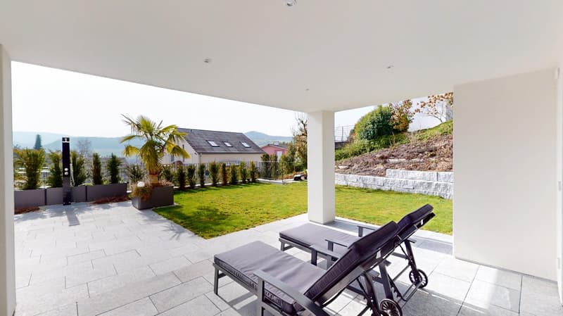 Maison familiale de 6,5 pièces lumineuse avec piscine et trois garages dans un emplacement de vue panoramique de 180 degrés de premier choix (8)