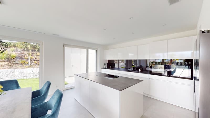 Maison familiale de 6,5 pièces lumineuse avec piscine et trois garages dans un emplacement de vue panoramique de 180 degrés de premier choix (6)