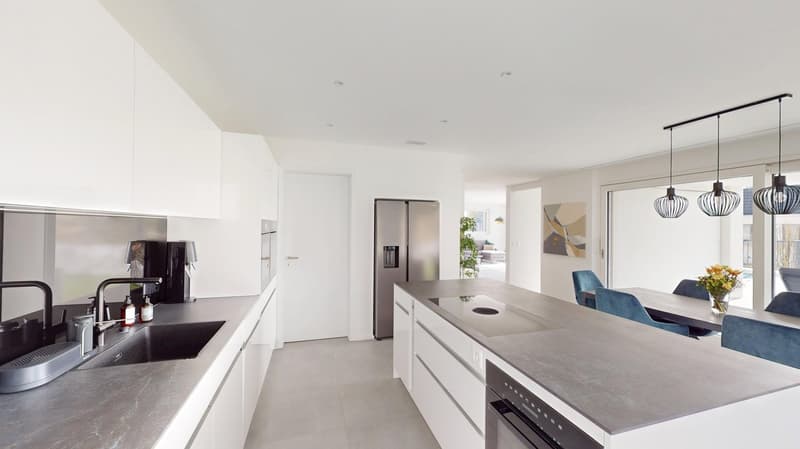 Maison familiale de 6,5 pièces lumineuse avec piscine et trois garages dans un emplacement de vue panoramique de 180 degrés de premier choix (7)