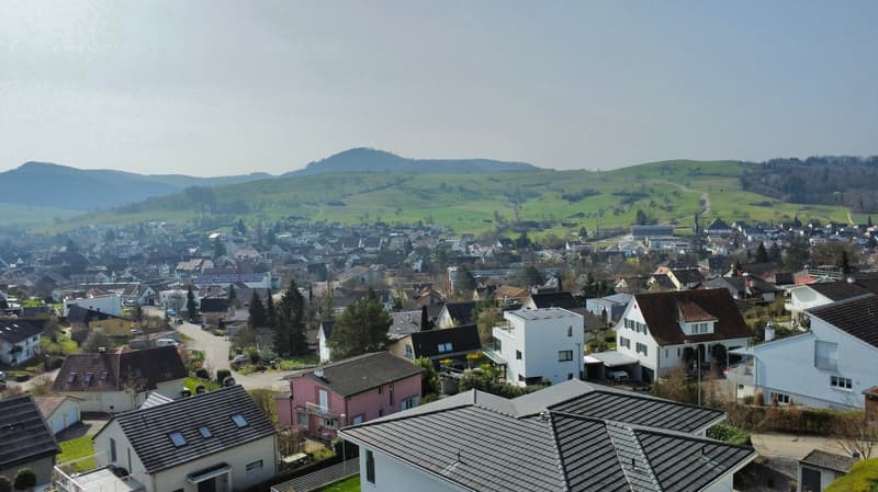 Maison familiale de 6,5 pièces lumineuse avec piscine et trois garages dans un emplacement de vue panoramique de 180 degrés de premier choix (2)
