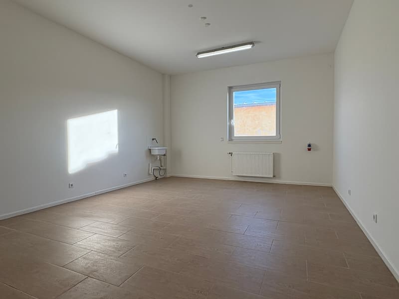Modern and high-quality commercial property with expanded ground floor and flexible raw construction upper floor (4)