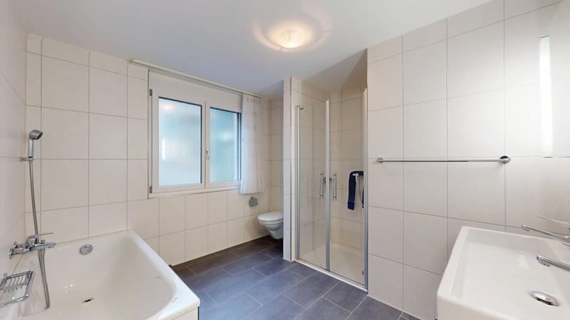 Appartement attractif de 3,5 pièces avec balcon, ascenseur et parking souterrain dans un emplacement central à Laufen (8)