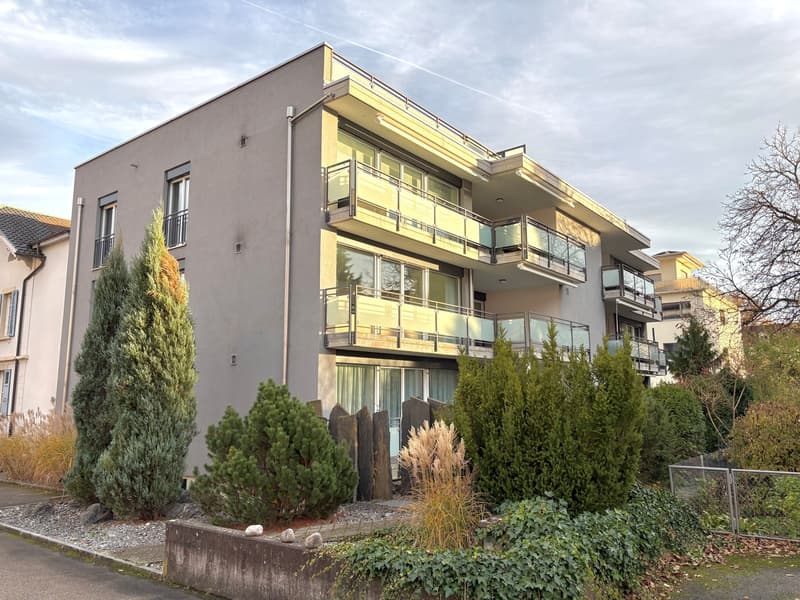 Appartement attractif de 3,5 pièces avec balcon, ascenseur et parking souterrain dans un emplacement central à Laufen (12)