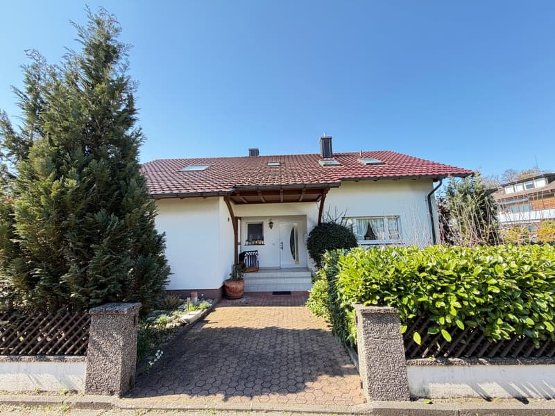 Attraktives 5.5 Zi. Familiyhome mit Gartenparadies in Lörrach-Hauingen (1)