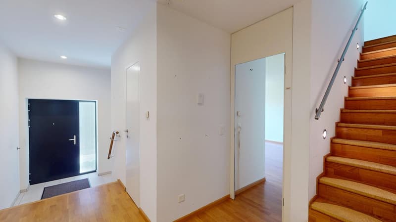 Schöne 4,5 Zi Maisonette-Wohnung mit überdachtem Balkon an ruhiger und begehrter Wohnlage in Riehen (4)