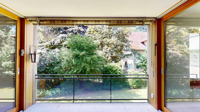 Schöne 4,5 Zi Maisonette-Wohnung mit überdachtem Balkon an ruhiger und begehrter Wohnlage in Riehen (2)
