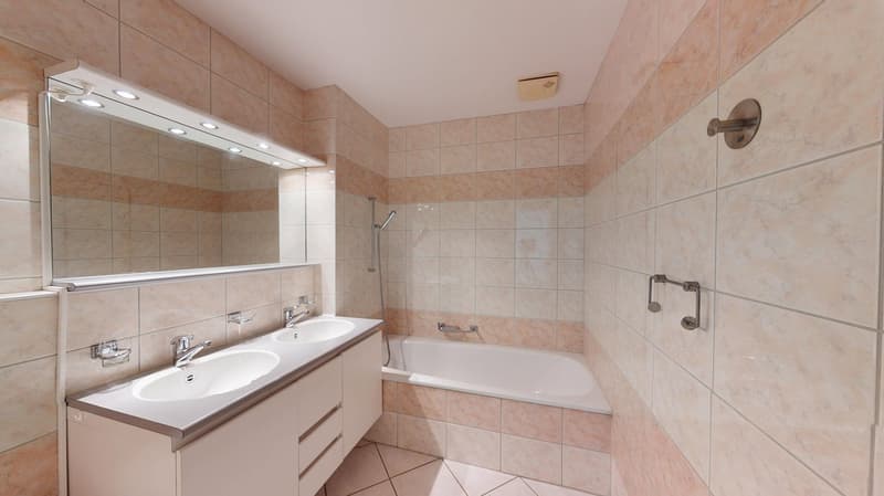 Schöne 4,5 Zi Maisonette-Wohnung mit überdachtem Balkon an ruhiger und begehrter Wohnlage in Riehen (8)