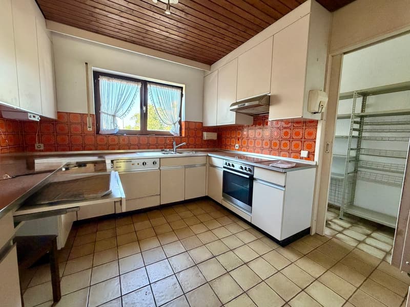 Haltingen: Erweiterbares Familiyhome mit grossem Garten und Garage zum Modernisieren (4)