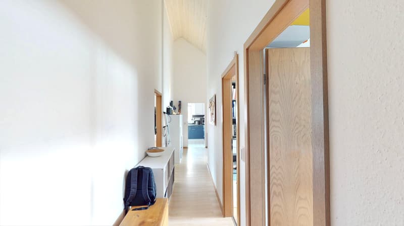 Wohnen mit Weitblick: 4-Zi. Dachgeschosswohnung hohe Decken, großzügiger Balkon und TG-Stellplatz (2)