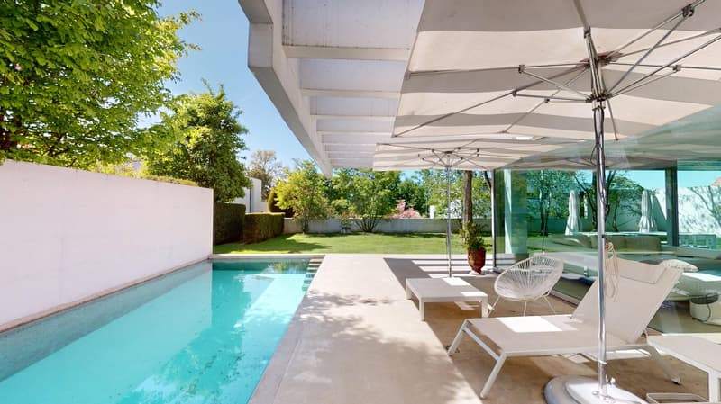 Lichtdurchlässige Räume in offener Architektur - grosszügiger Innenhof mit Pool in Binningen (13)